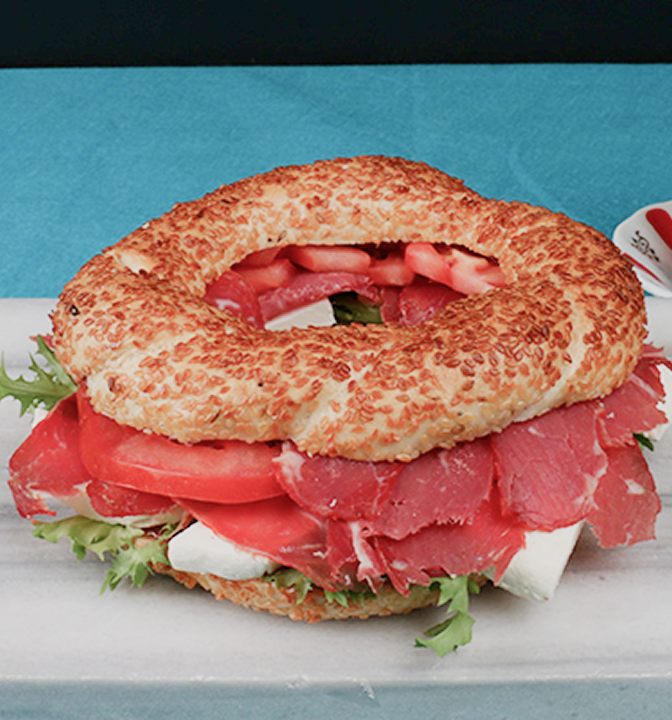 Keçi Peynirli Pastırmalı Simit Sandviç